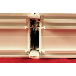 Perfil de conexión con muelle para ventanas y puertas